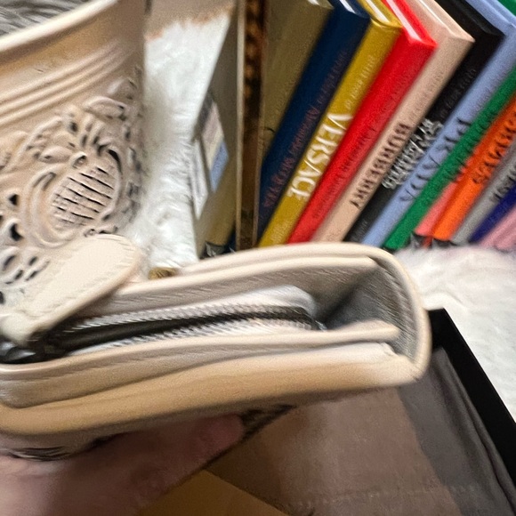 Bottega Veneta Intrecciato White and Black Wallet - Picture 14 of 16